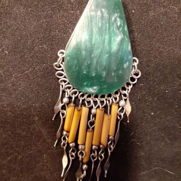 19" JADE PENDANT NECKLACE. TRIPLE STRAND - Picture 2 of 6
